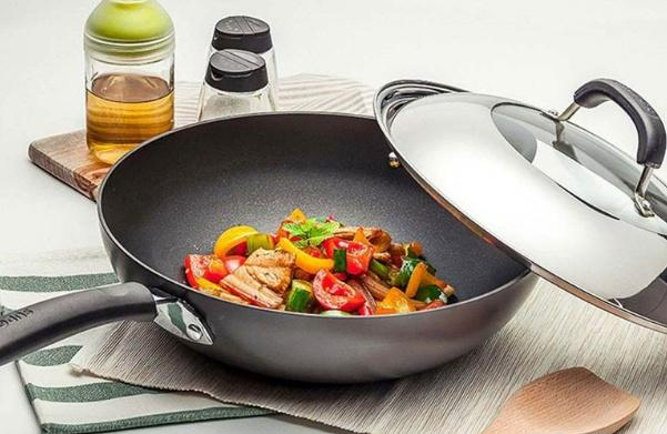 學(xué)校食堂配送中心為您講解：不粘鍋為什么不粘鍋？
